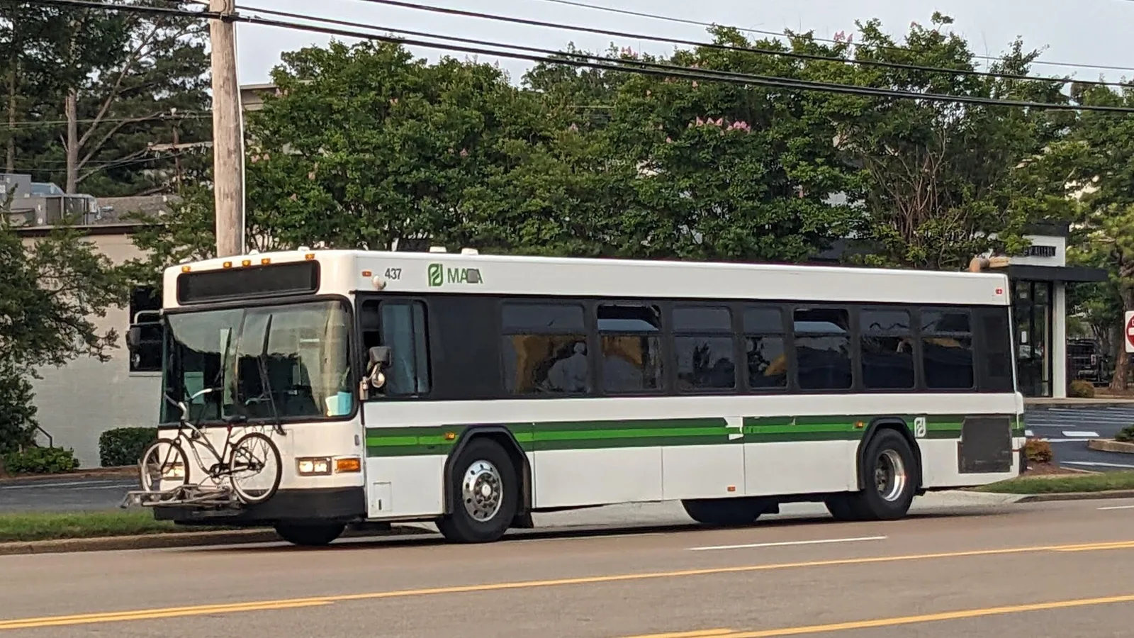 A MATA bus on Poplar Avenue in East Memphis, the corridor MATA's Route 50 follows into Germantown.