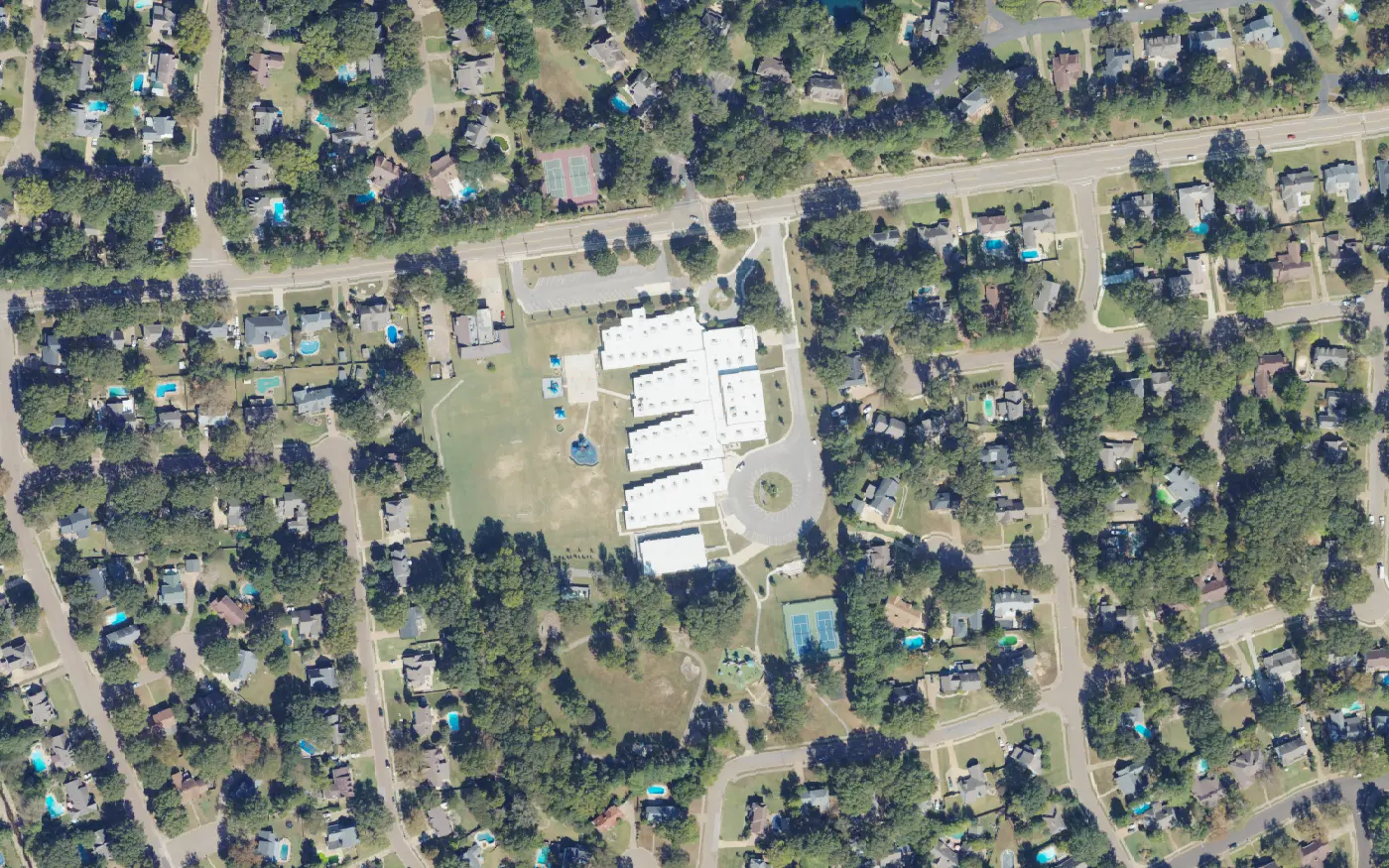 Dogwood Elementary School, its playground and its tennis courts on Dogwood Road in Germantown, seen from the air.