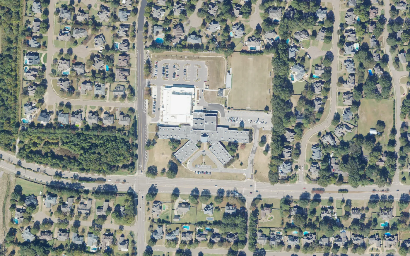 Houston Middle School, its parking lots and its playing field at Wolf River Boulevard in Germantown, seen from the air.
